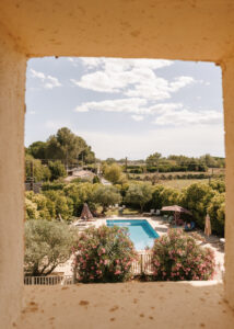 Gites-chambres-dhotes-vue-jardin-piscine